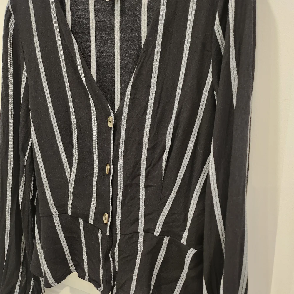 H&M Striped Black and White Button-Up Women's Top - Picture 4 of 7